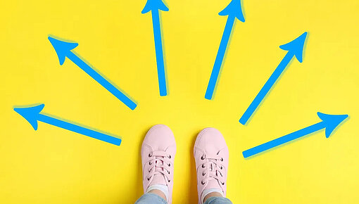 Illustration mit Füssen die in verschiedene Pfeilrichungen gehen können