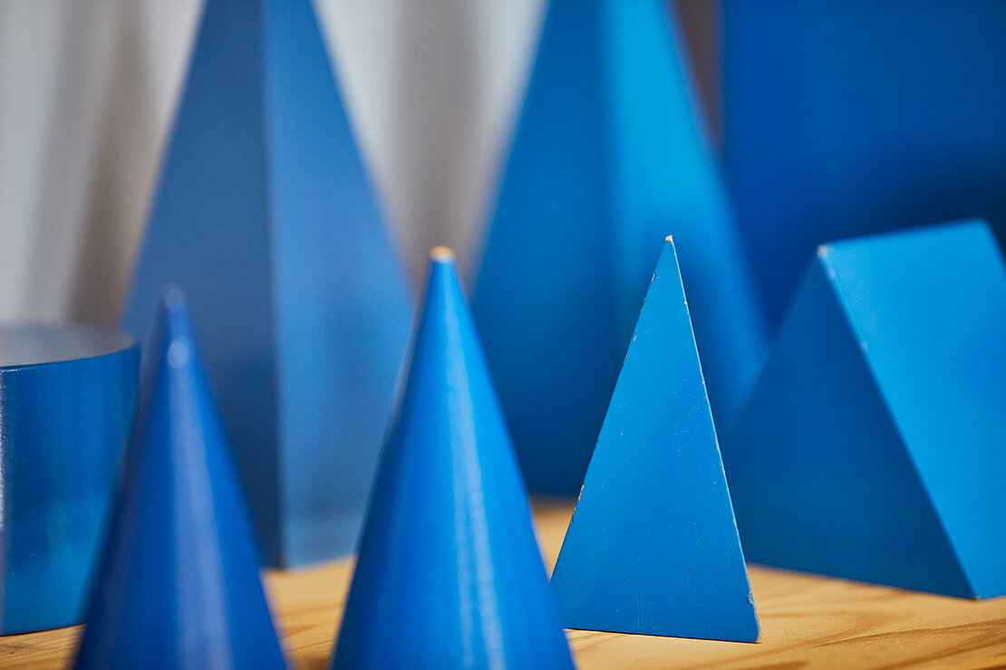 Blaue Holzkegel auf dem Tisch