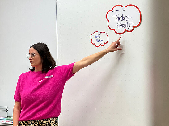 Dozentin vor Flipchart