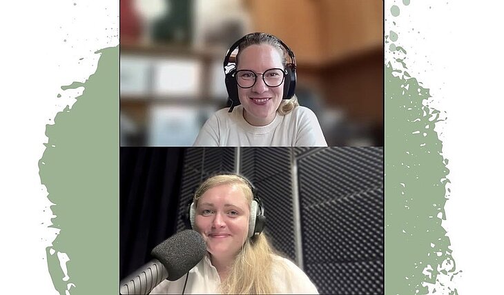 Flora Nieß und Lena mit Kopfhörern beim Podcast