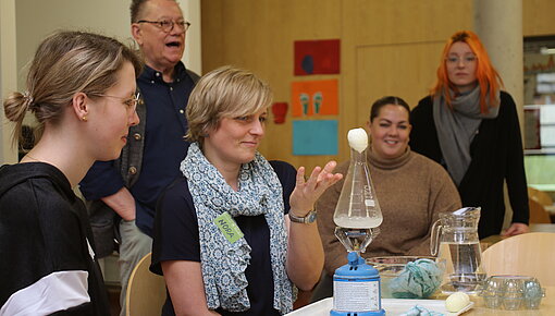 Teilnehmer beim Experimentieren