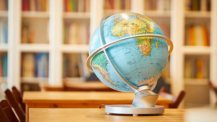 Akademie Biberkor Globus auf dem Tisch