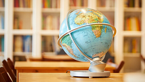 Akademie Biberkor Globus auf dem Tisch