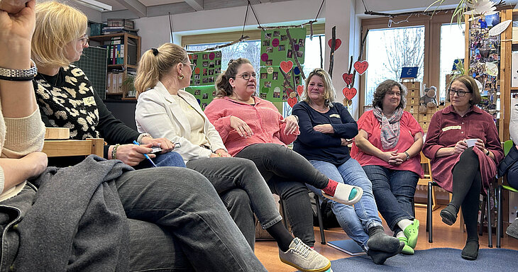 Mentor:innen diskutieren im Stuhlkreis