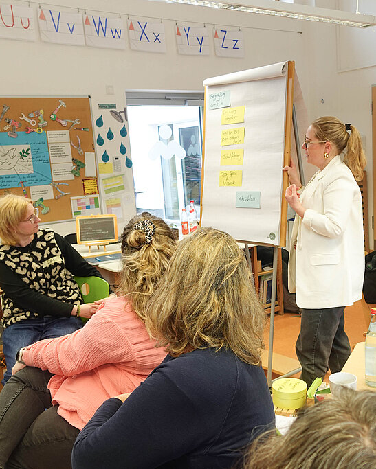 Flora Nieß steht am Flipchart vor Mentorinnen