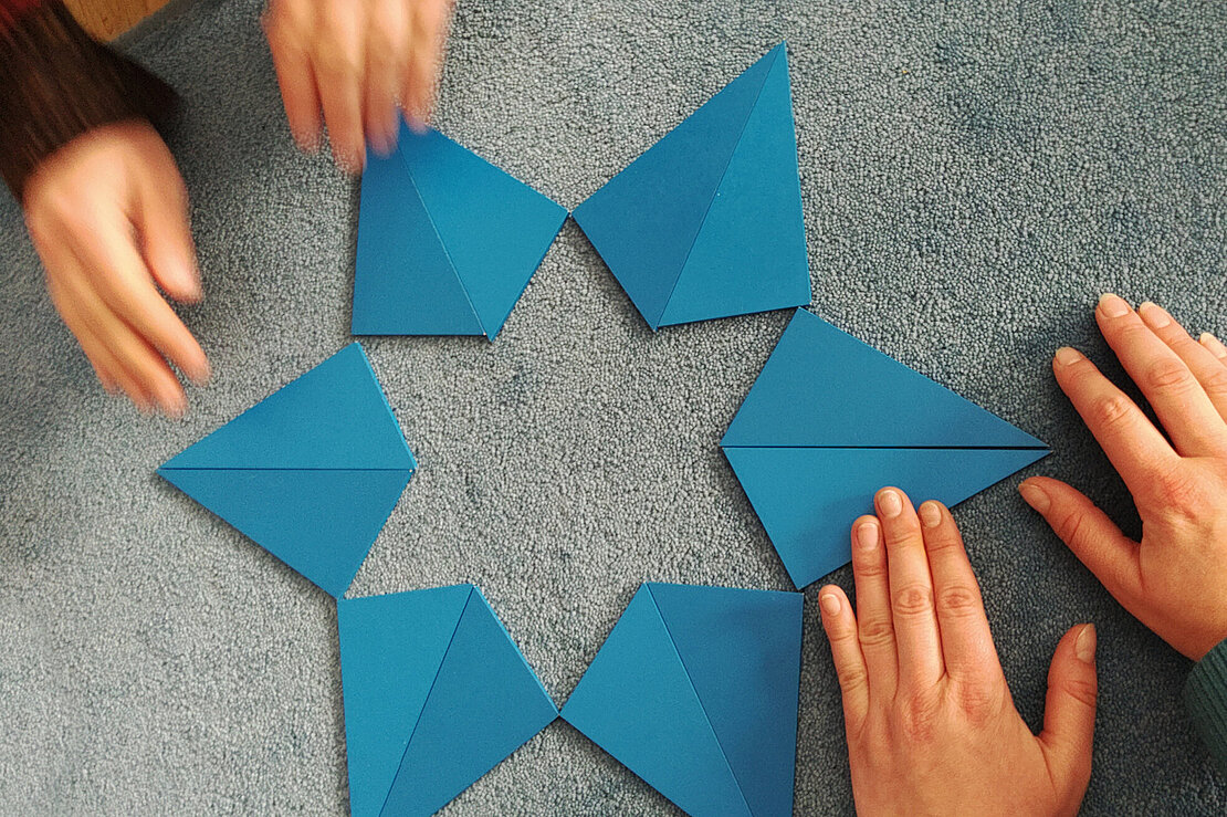 Hände legen Montessorimaterial