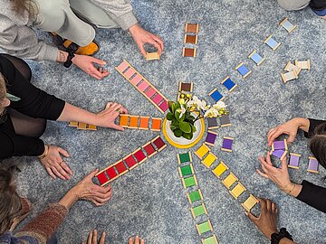 Teilnehmer:innen sortieren Farbkarten