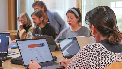 Kursteilnehmer am Laptop