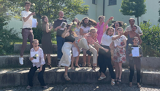 ausgelassene Gruppe feiert den Abschluss